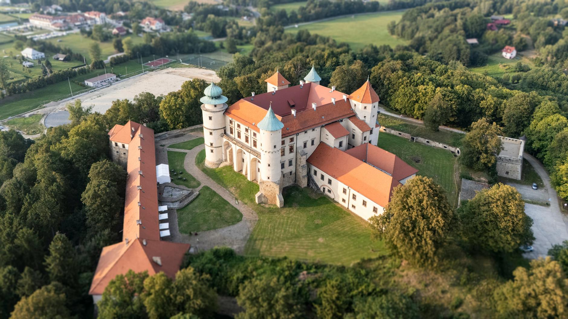 Malowniczy widok na Nowy Targ z górami w tle i tradycyjną zabudową